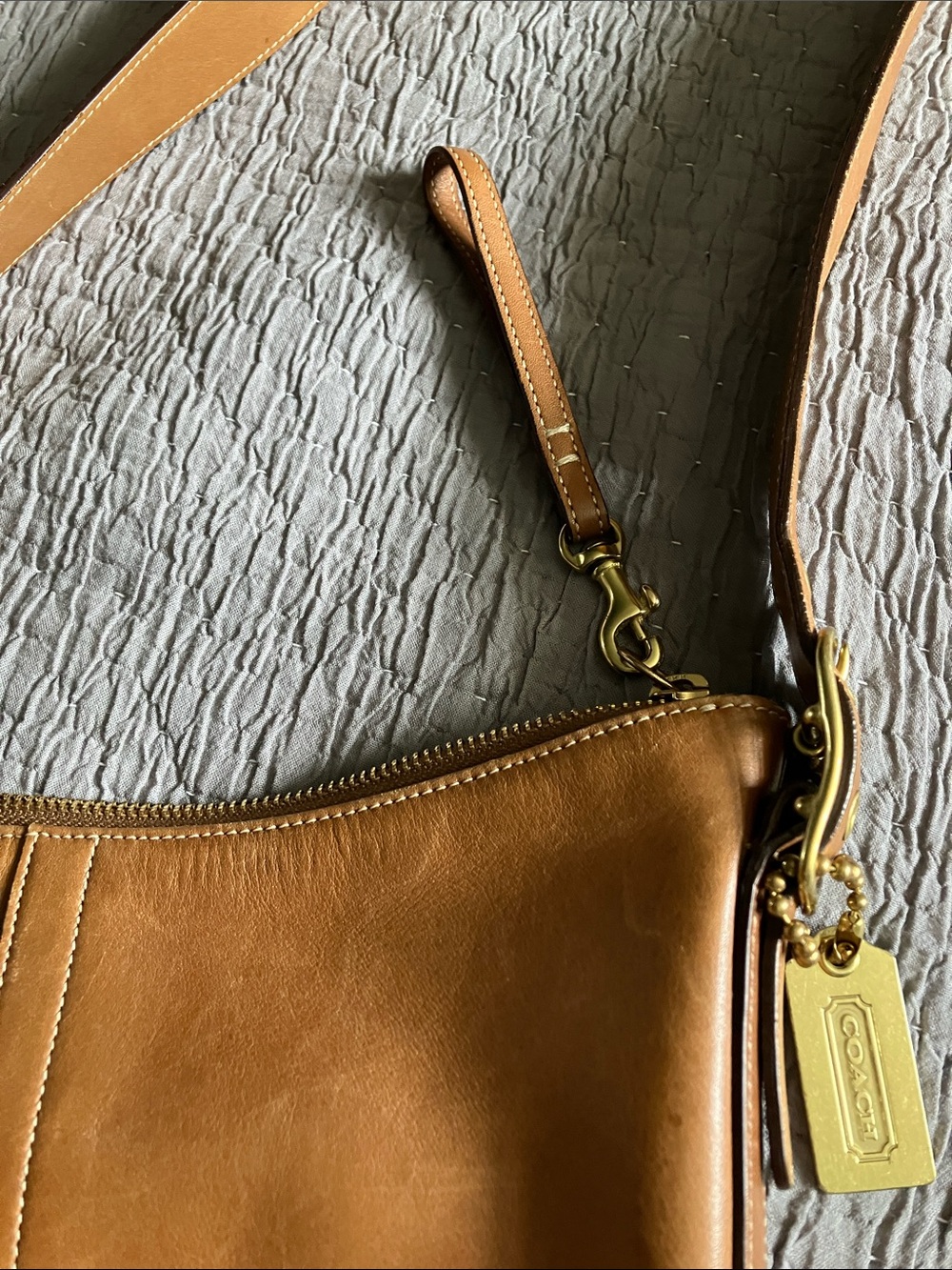 COACH. Vintage Leather Slim Duffle Bag in Tan with Brass Hardware. Great Shape! - Picture 3 of 16